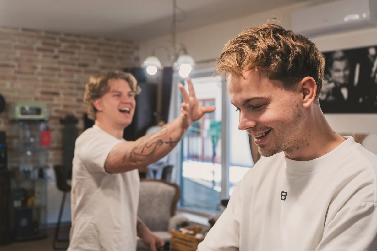Dva barbeři Ondra a Tomáš ve skvělé náladě – Notorious Barbershop Kyjov